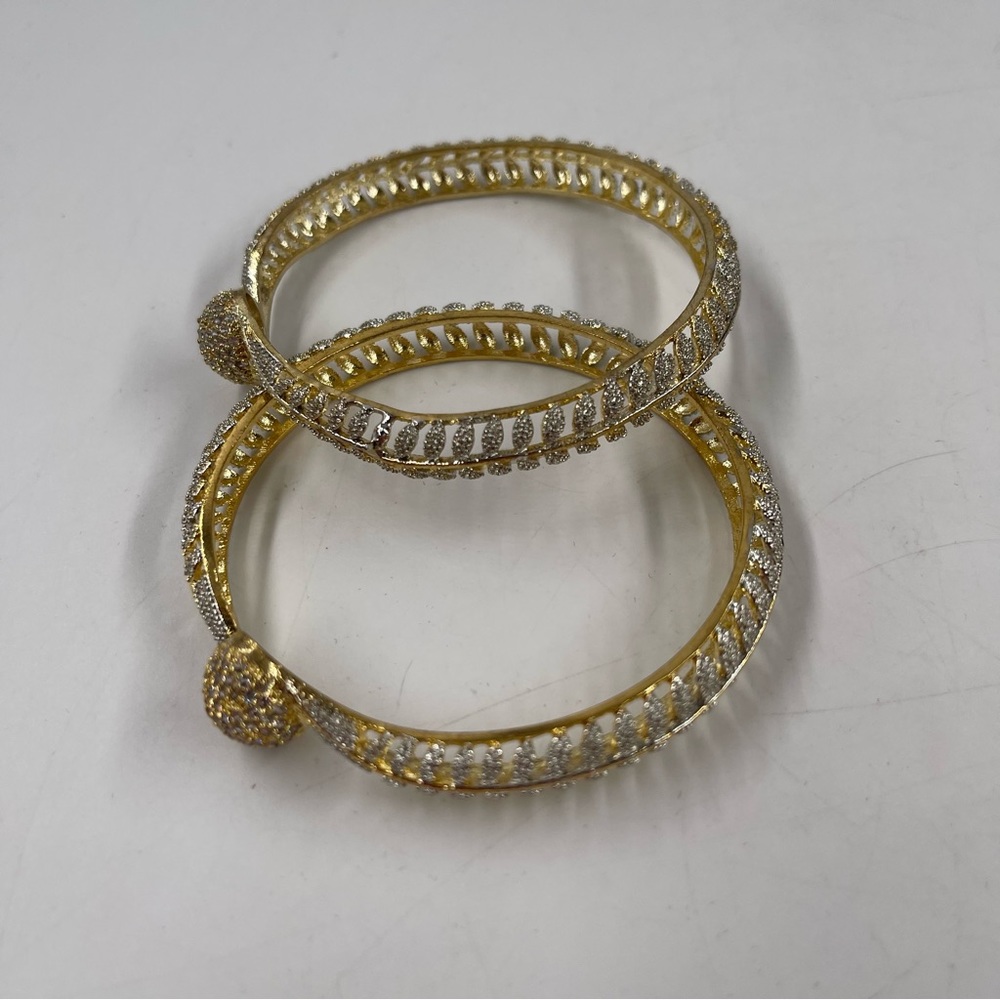 BRAND NEW! Shimmery Women’s Set of 2 Gold & Silver Leaf Bangle Bracelets in Case